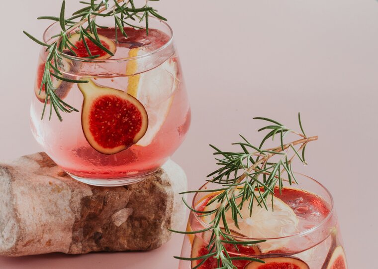 Coquetel com licor de mástique, alecrim e cítricos