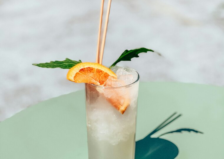 Coquetel refrescante com ouzo, gelo e cítricos